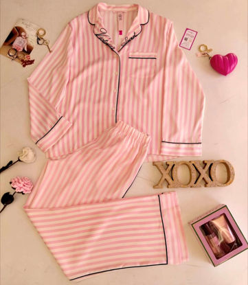 Imagen de Victoria's Secret Pijama Satin Rayas Rosas.